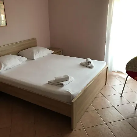 Ivo בית הארחה 3*